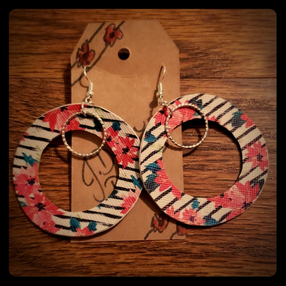 ‼CIRCULAR FAUX LEATHER‼🌸🌸🌸STRIPED FLORAL PRINT‼